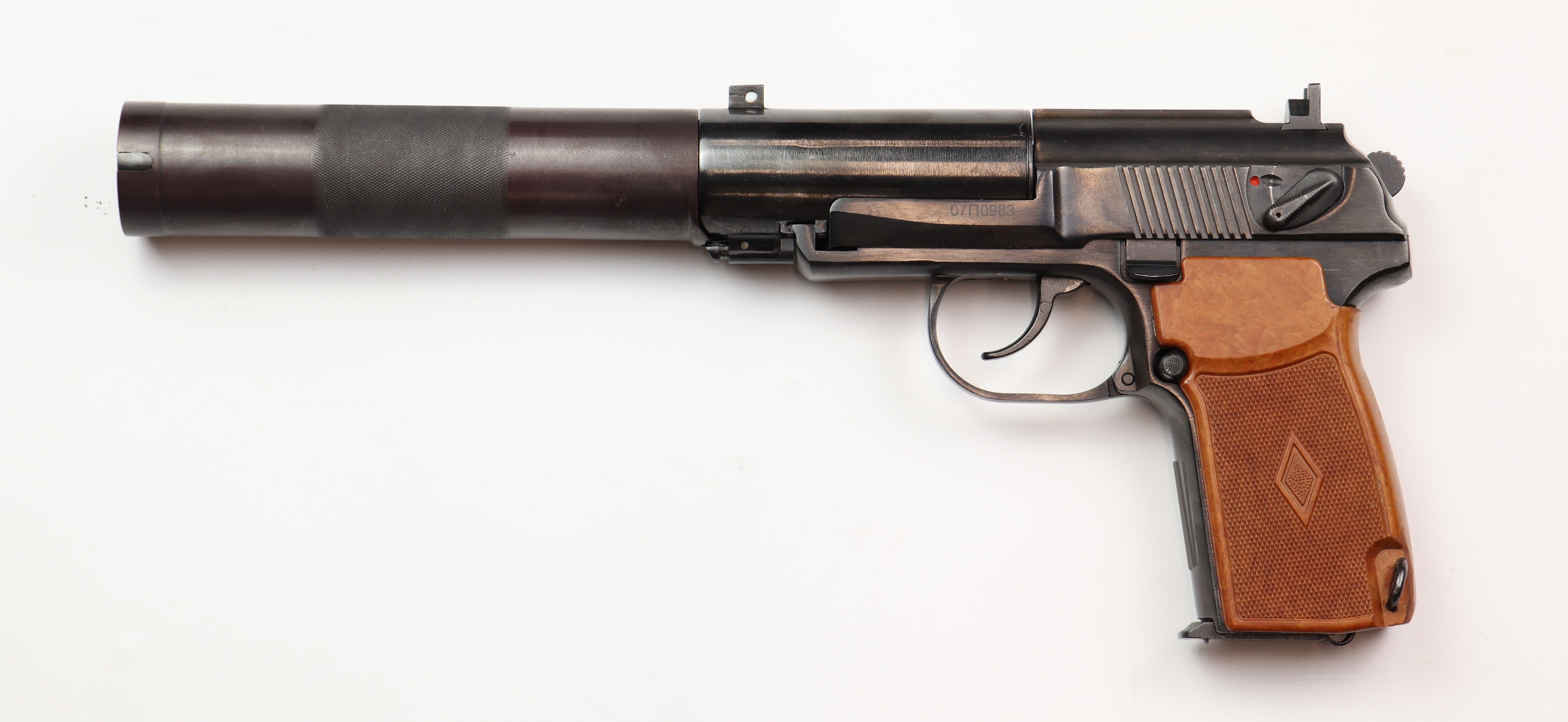 Pistolet PB, un Makarov modifi� avec un silencieux. La munition de 9x18 semble parfaitement adapt�e � cet usage, avec sa vitesse subsonique.