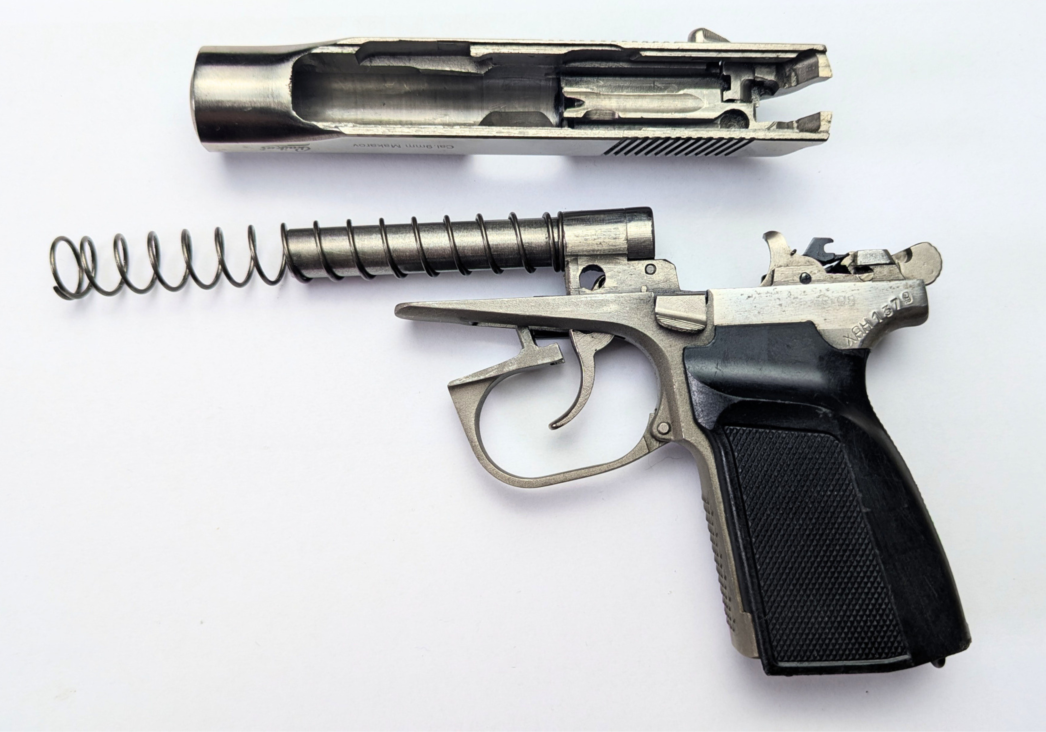 Ramenez la culasse vers l'avant en continuant de la maintenir pour �viter que le ressort ne l'envoie trop fortement. Vous avez fait le d�montage basique du pistolet, en � peine 3 �tapes.