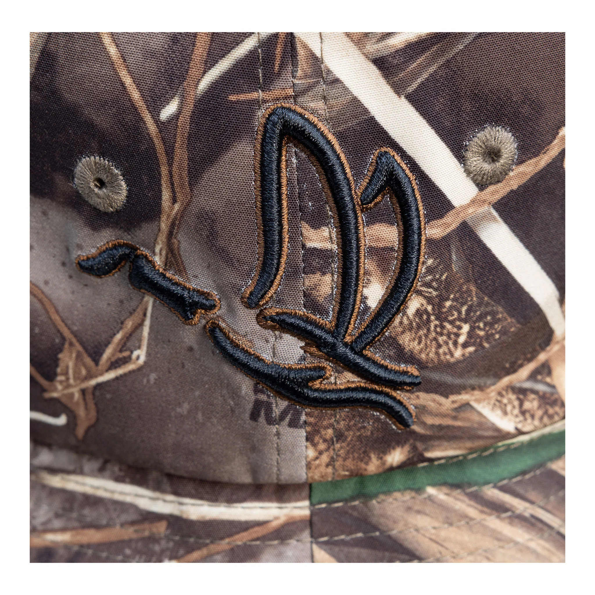 Le camouflage Realtree Max-7 destine clairement ces couvre-chefs aux sauvaginiers, avec un clin d'�il suppl�mentaire : un bec plat brod� !