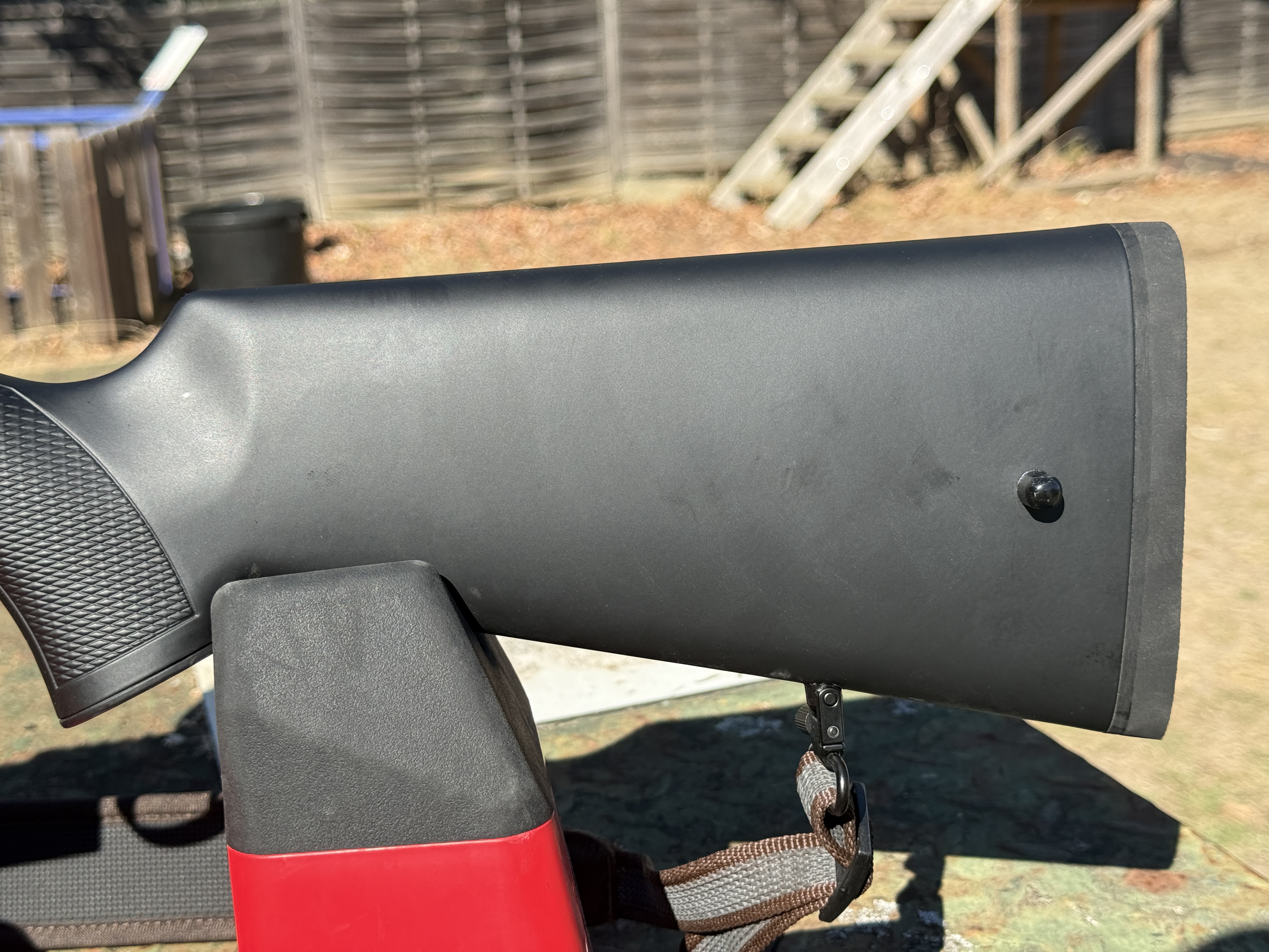 Un t�ton permet de placer un battant de grenadi�re sur la joue de la crosse pour un port lat�ral de l'arme avec bretelle.