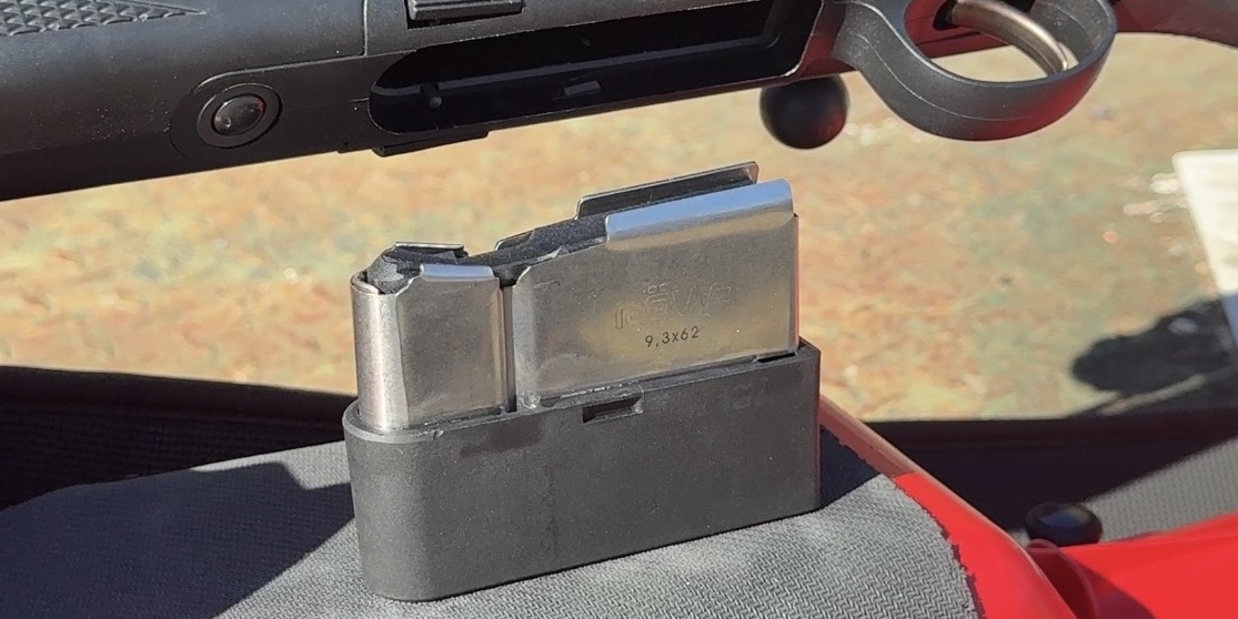 Un chargeur 5 coups grande capacit� �quipe la carabine.
