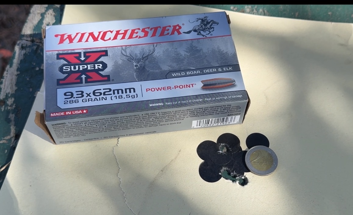 Apr�s une balle de simbleautage canon gras, quatre petits trous viennent former une fourmi de la taille d'une pi�ce de deux euros ; un bon groupement � 50 m�tres r�alis� avec un point rouge Aimpoint H2 et des Winchester Power Point de 286 grains.