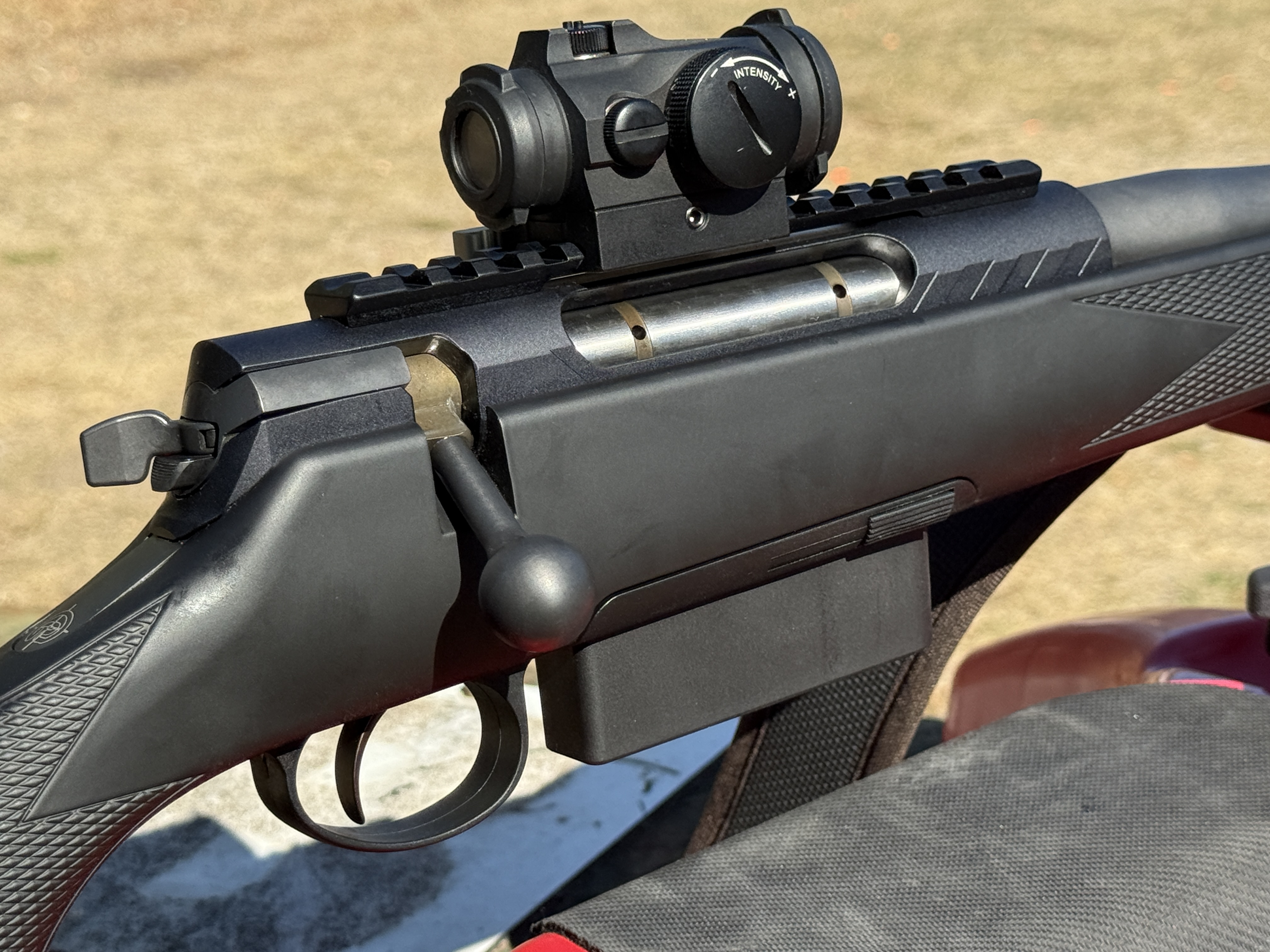 Le rail Picatinny acier est continu et de s�rie, il permet d'installer une optique : point rouge ou lunette.