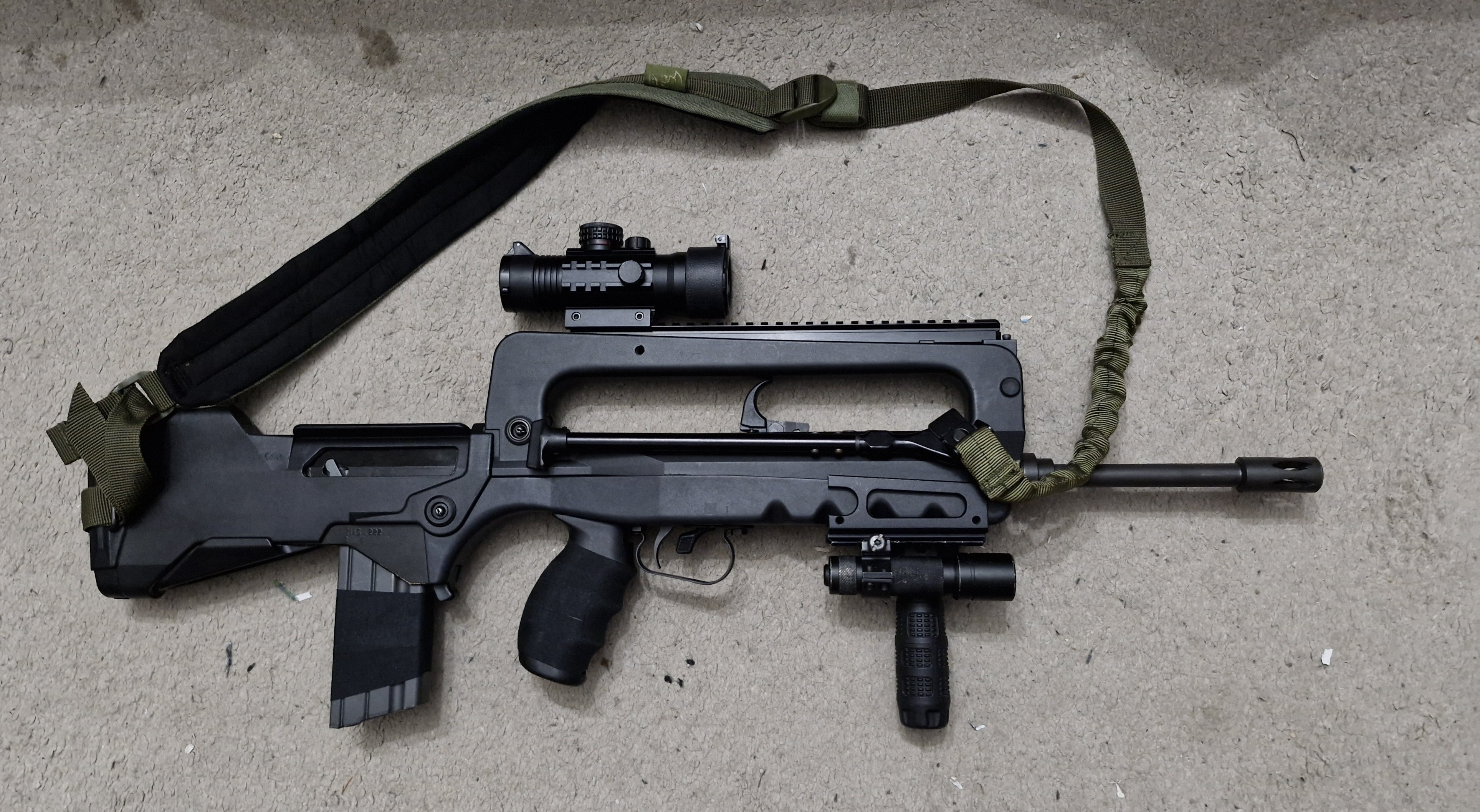 3. L'arme est un bullpup int�gral. Son m�canisme et son chargeur se trouvent derri�re la d�tente, dans la crosse