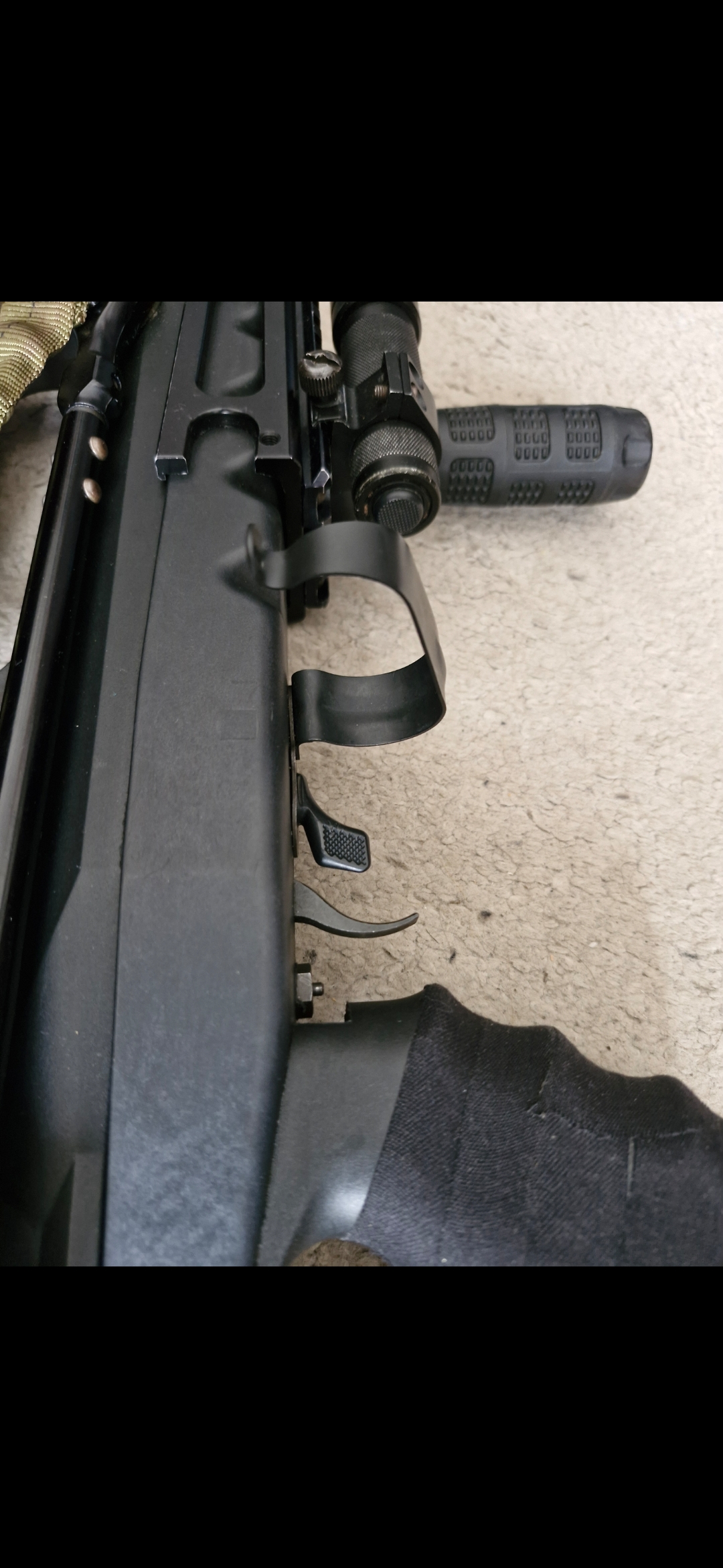 5. L'arcade du pontet du MAS 222 est du type FAMAS F1 (en tôle, pivotante), ce qui permet le tir avec gants en la faisant pivoter.jpg