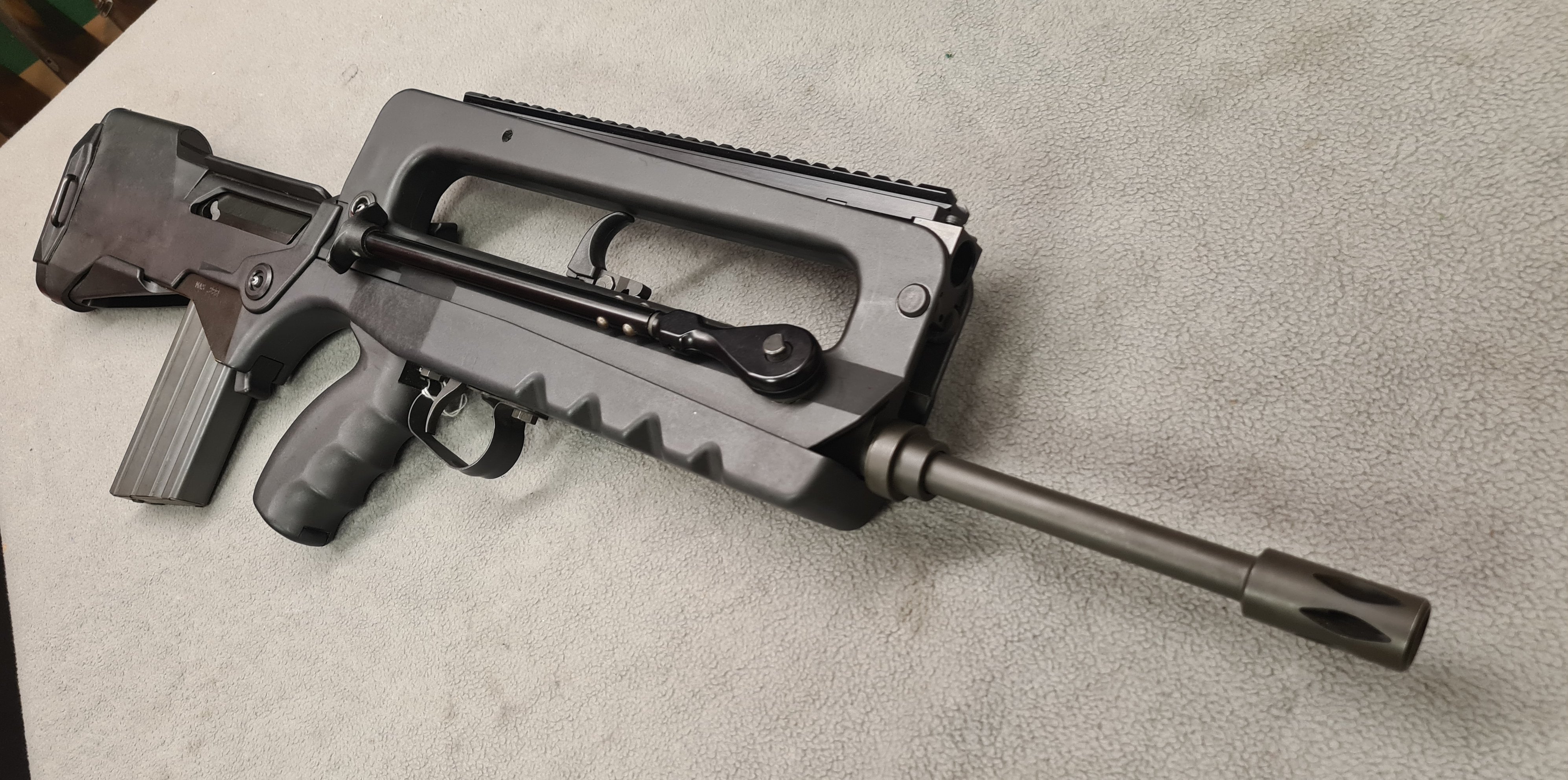 7. Sa configuration Bullpup fait du MAS 222, un fusil d'assaut compact avec pour autant un canon de 570mm.