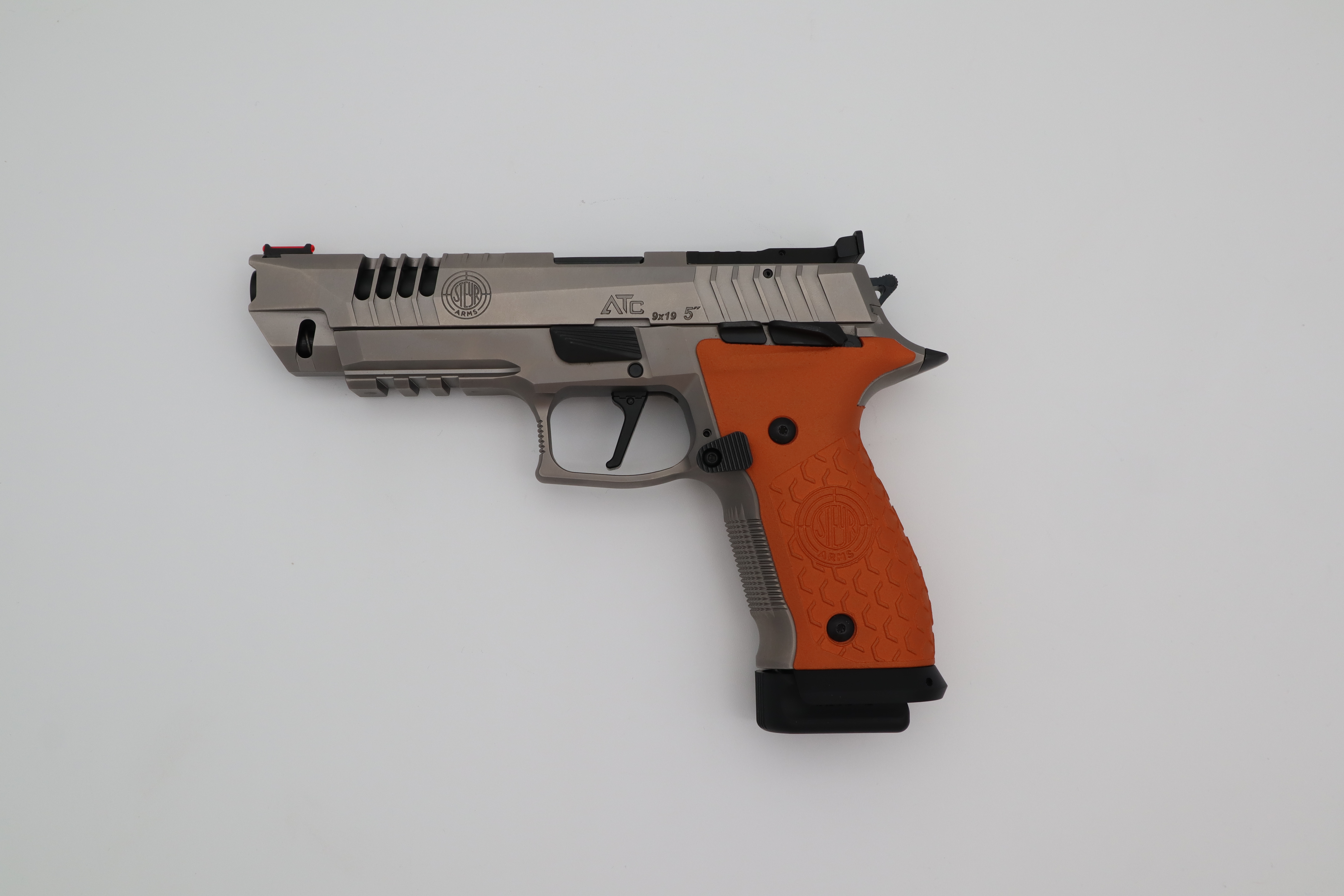 Photo 1 : Le Steyr ATC Rock 5 est un pistolet imposant qui rappelle le P226�