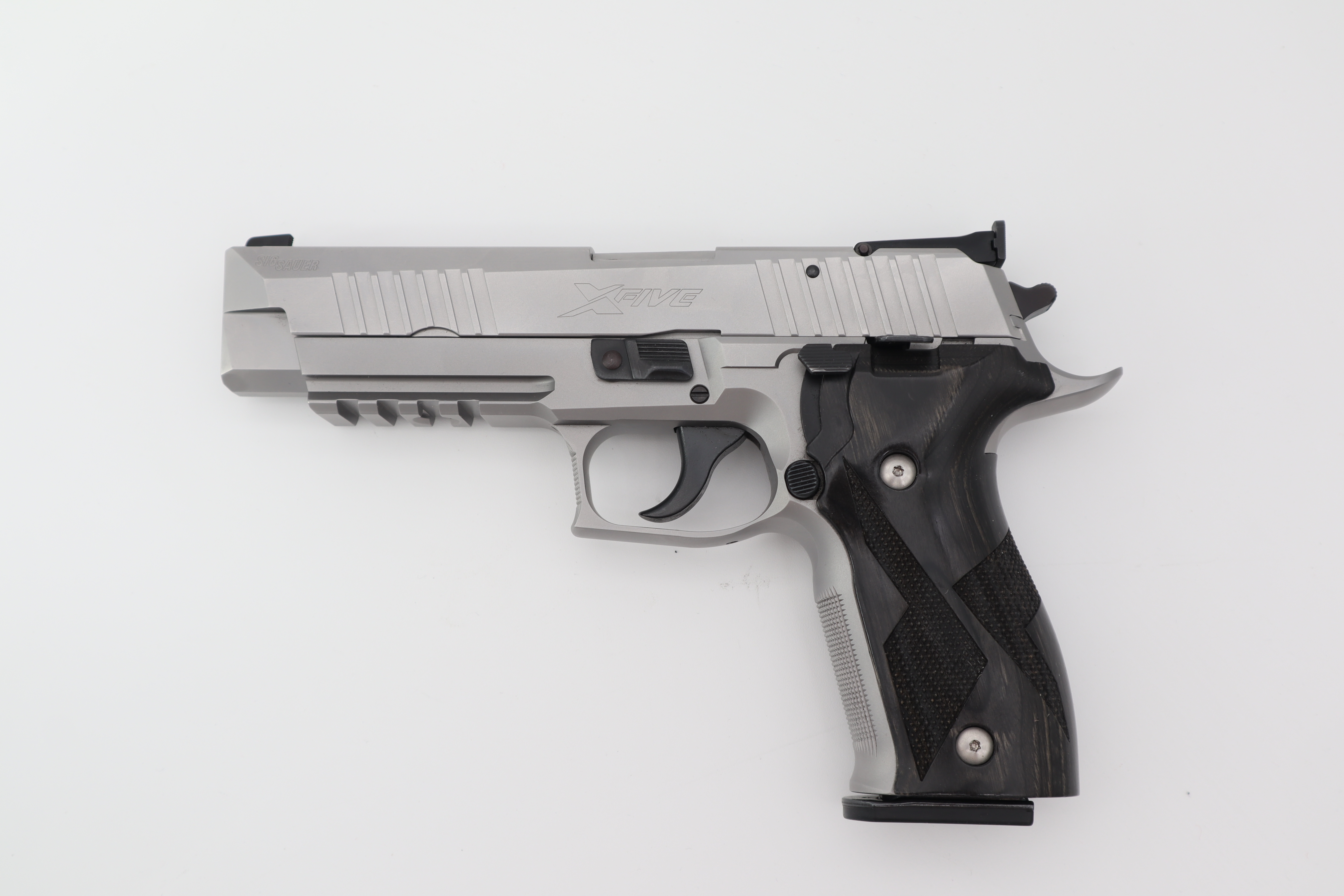 � et plus pr�cis�ment la version X-Five du pistolet de SIG Sauer.