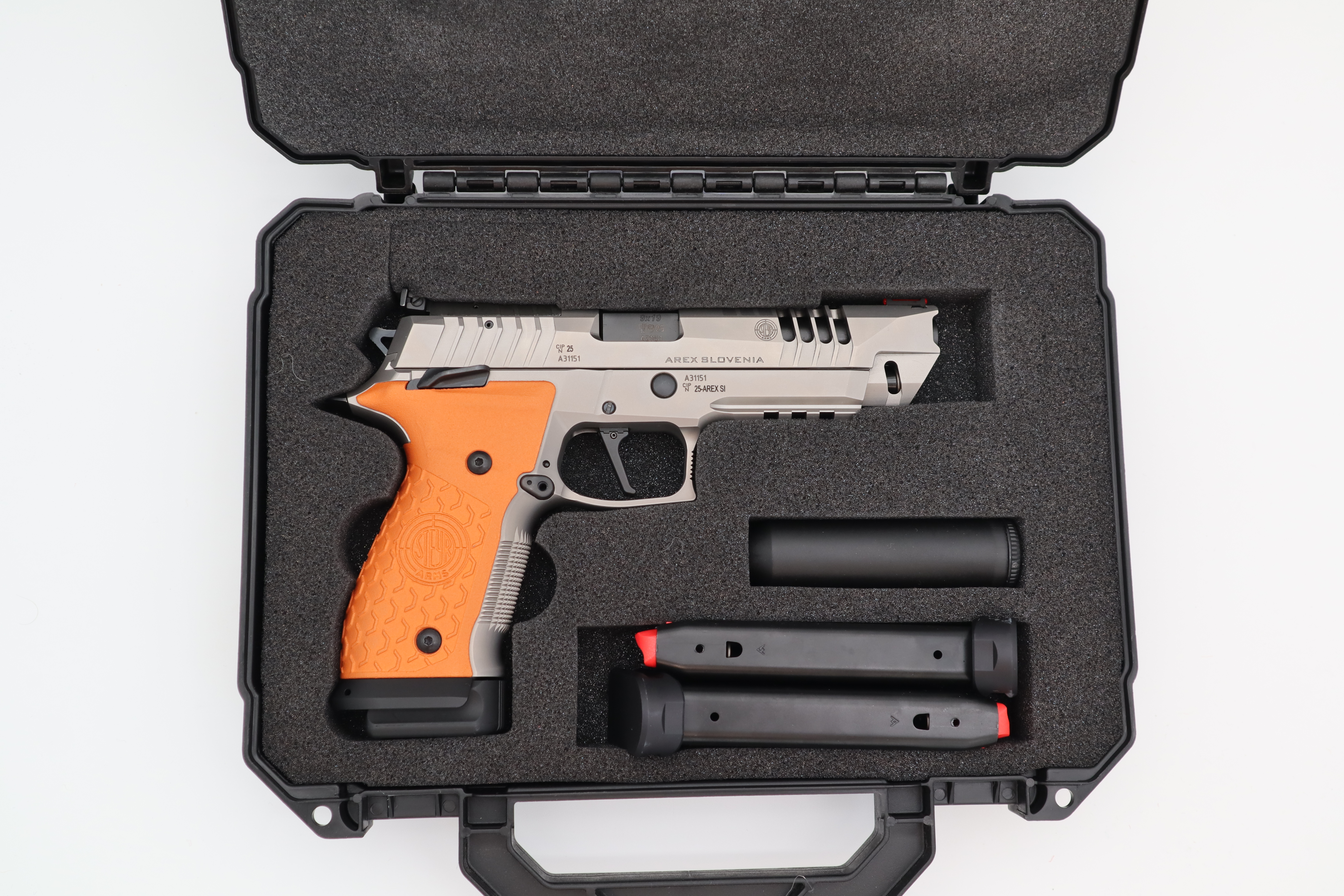 Le pistolet est fourni avec trois chargeurs.