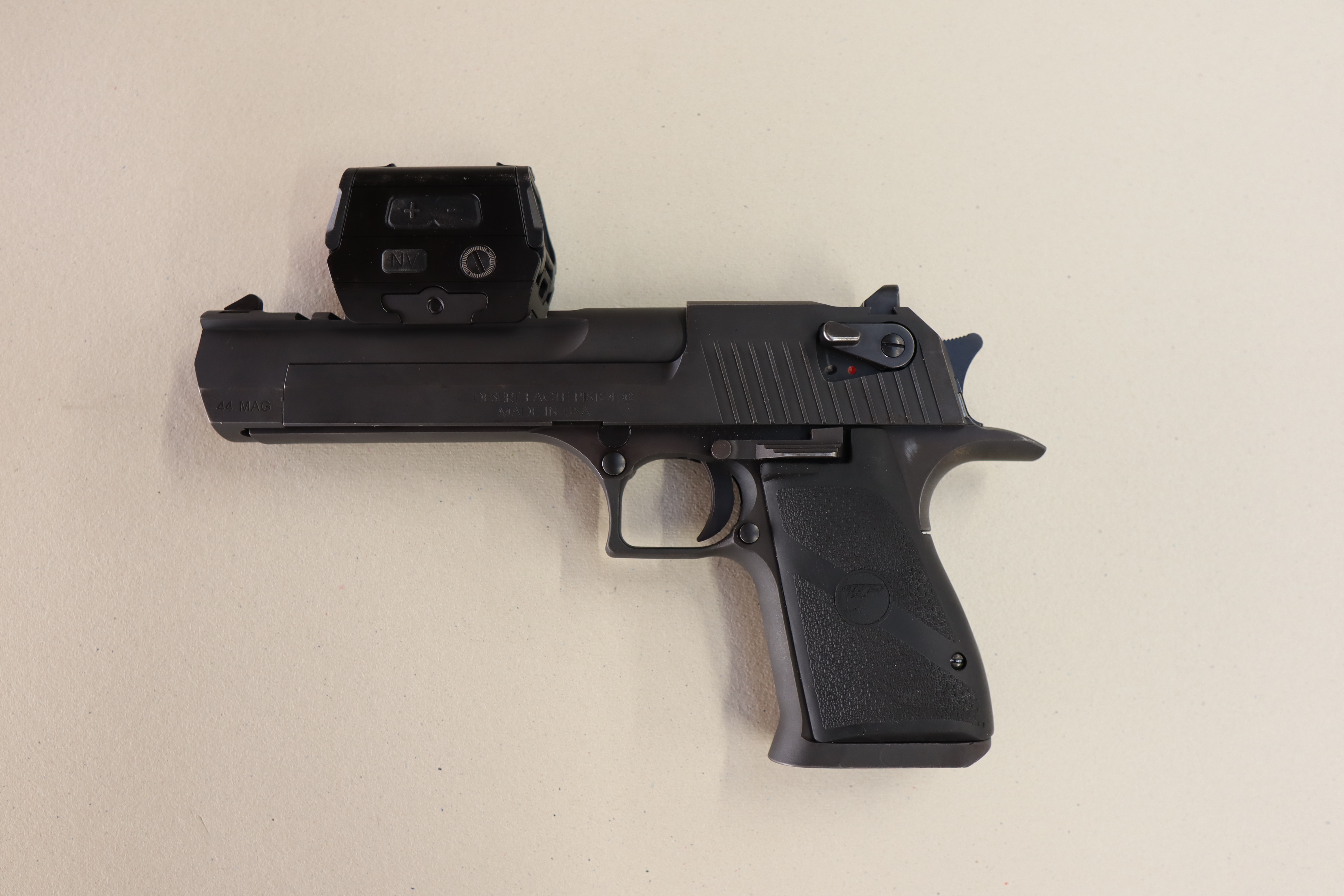 M�me si le point rouge est con�u pour les armes longues, il fonctionne tr�s bien mont� sur le canon d'un Desert Eagle.
