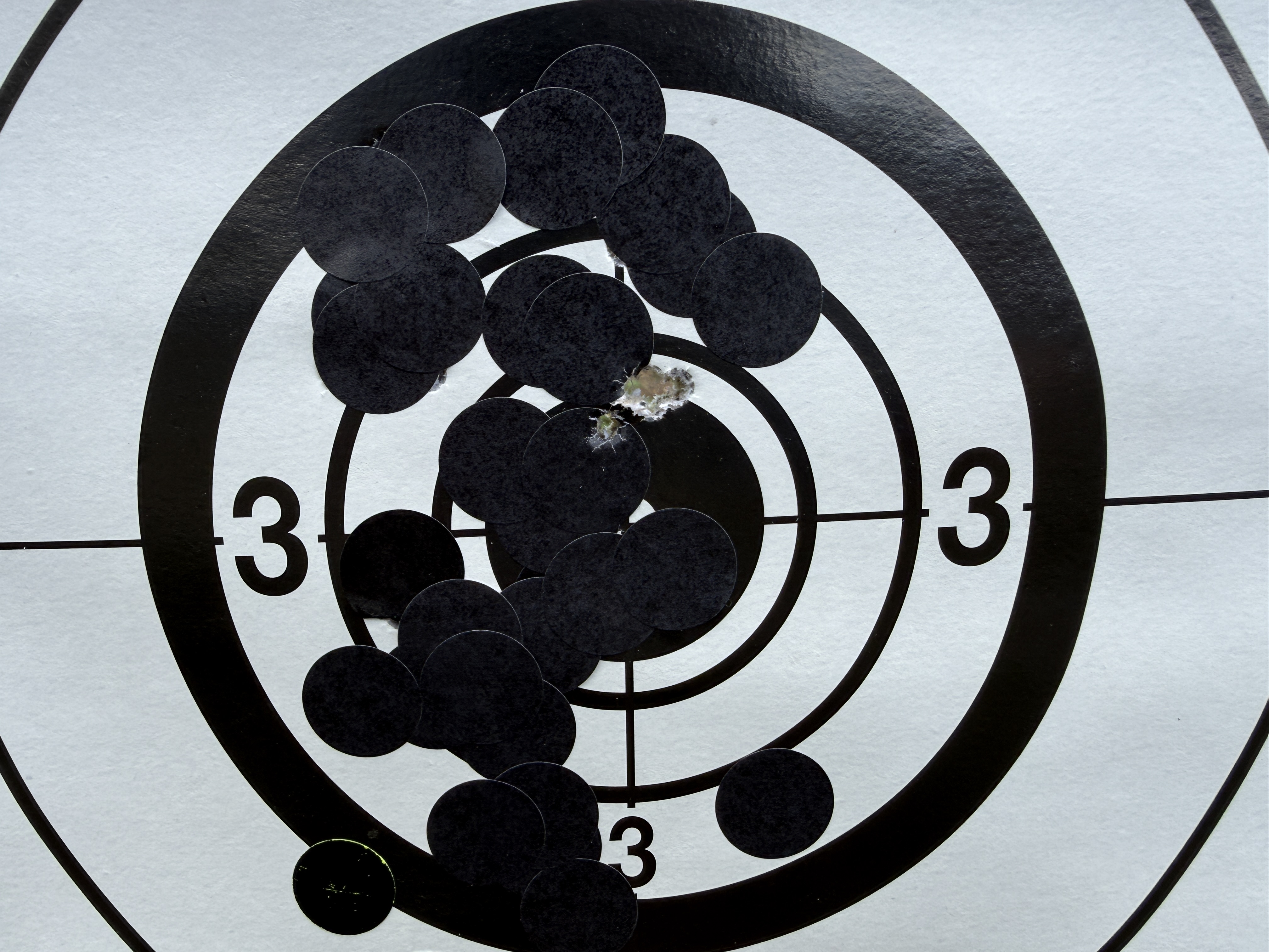 5 coups sans mod�rateur de son � 50 m�tres : l'ensemble tient la circonf�rence d'une gomette�