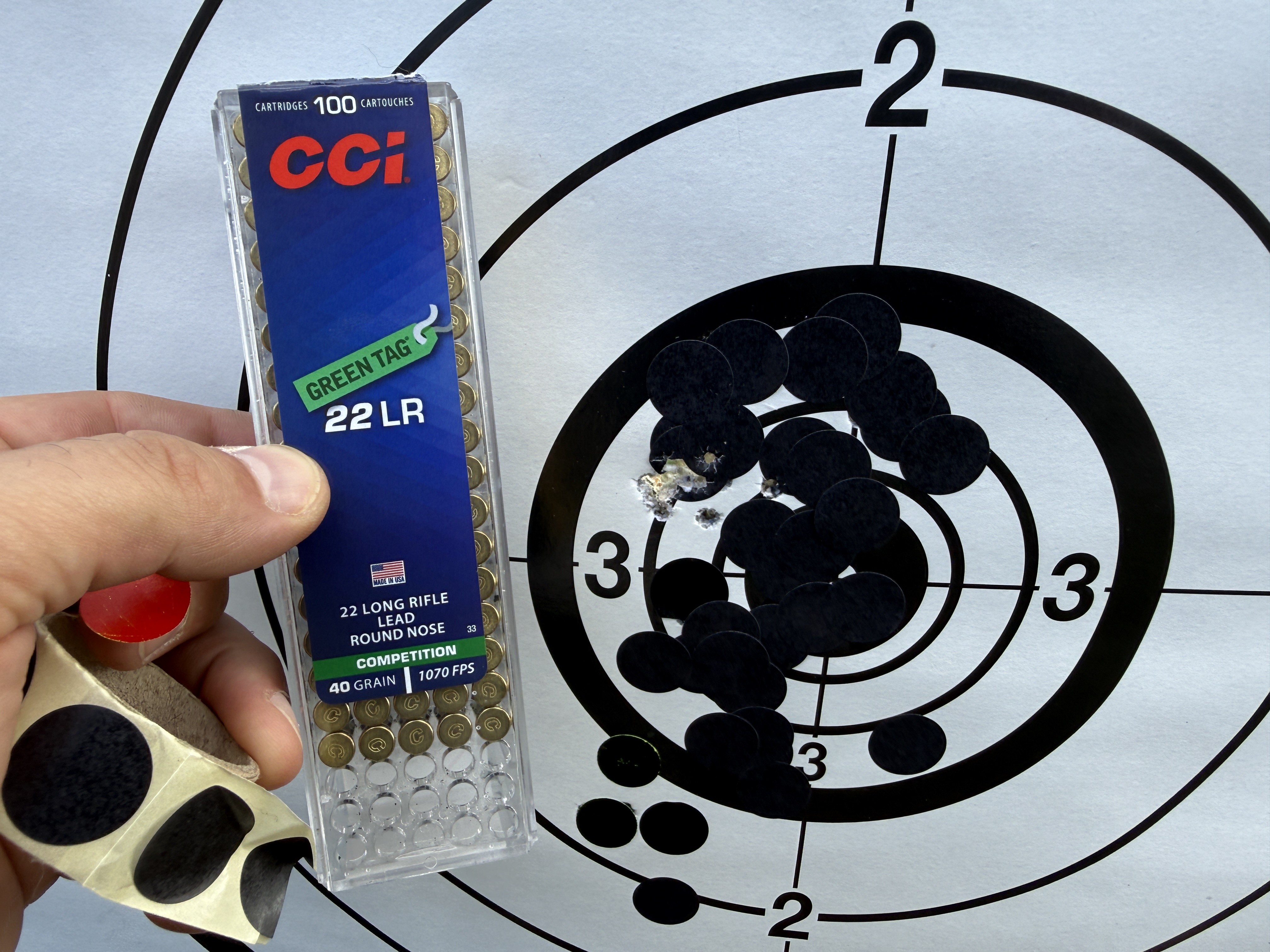 Tir de 10 coups avec un mod�rateur de son A-Tec CMM-6 Rimfire. � l'exception de quelques flyers, le groupement reste contenu dans la taille d'une gommette