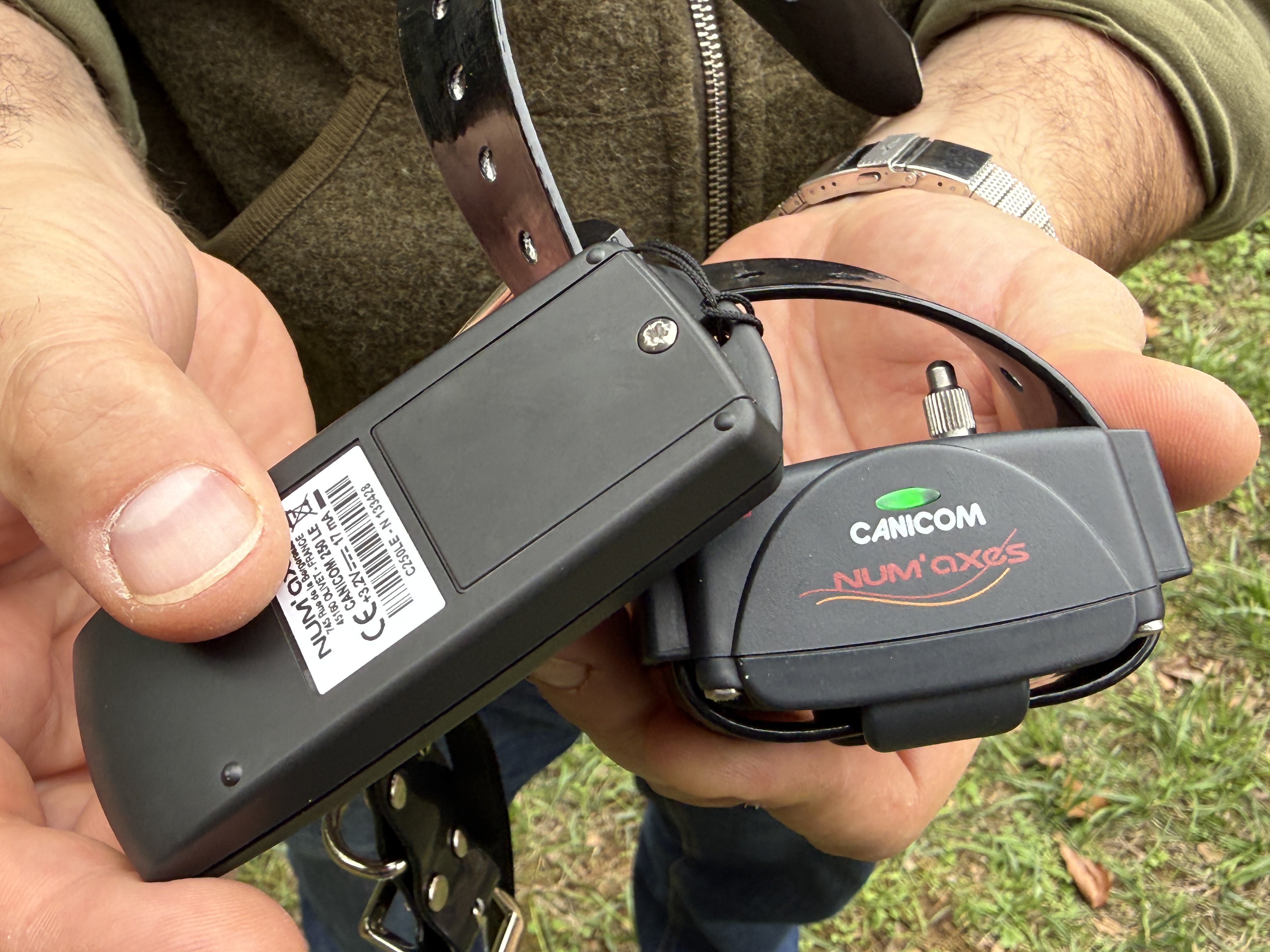 Un simple contact entre les deux signal�tiques rouges suffit pour allumer ou �teindre le collier. Ici, le voyant vert est allum�, le collier est en marche.