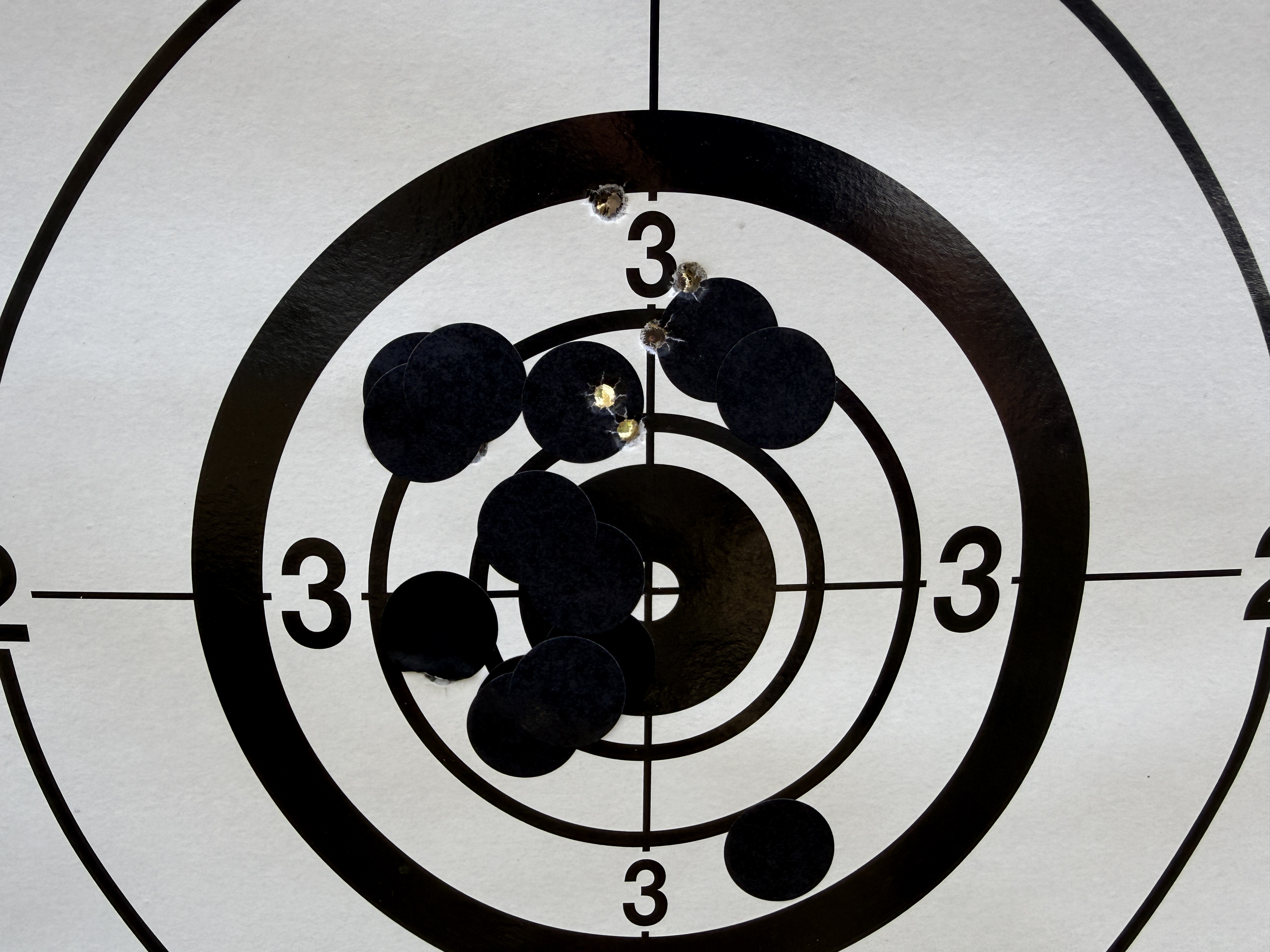 Sur ce groupement r�alis� avec un mod�rateur de son A-Tec CMM-6 Rimfire, la dispersion est de 4,9 cm � 50 m�tres. Les 3 premiers coups sont un peu hauts, suite � quelques clics de r�glage, point vis�, point touch�.