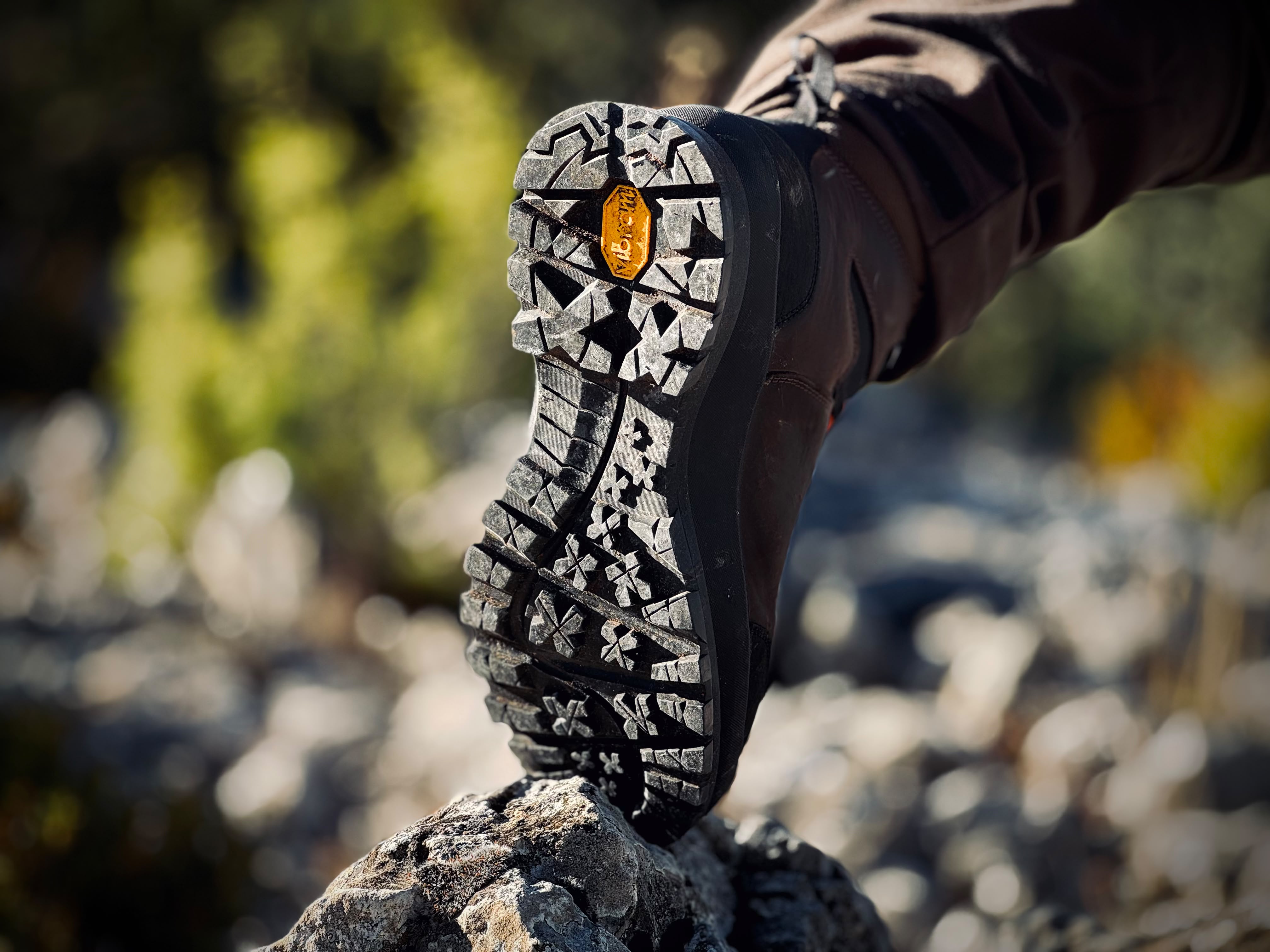 Semelle Vibram Bristol : crampons marqu�s, rainures autonettoyantes et ailettes pour l'accroche sur la roche.