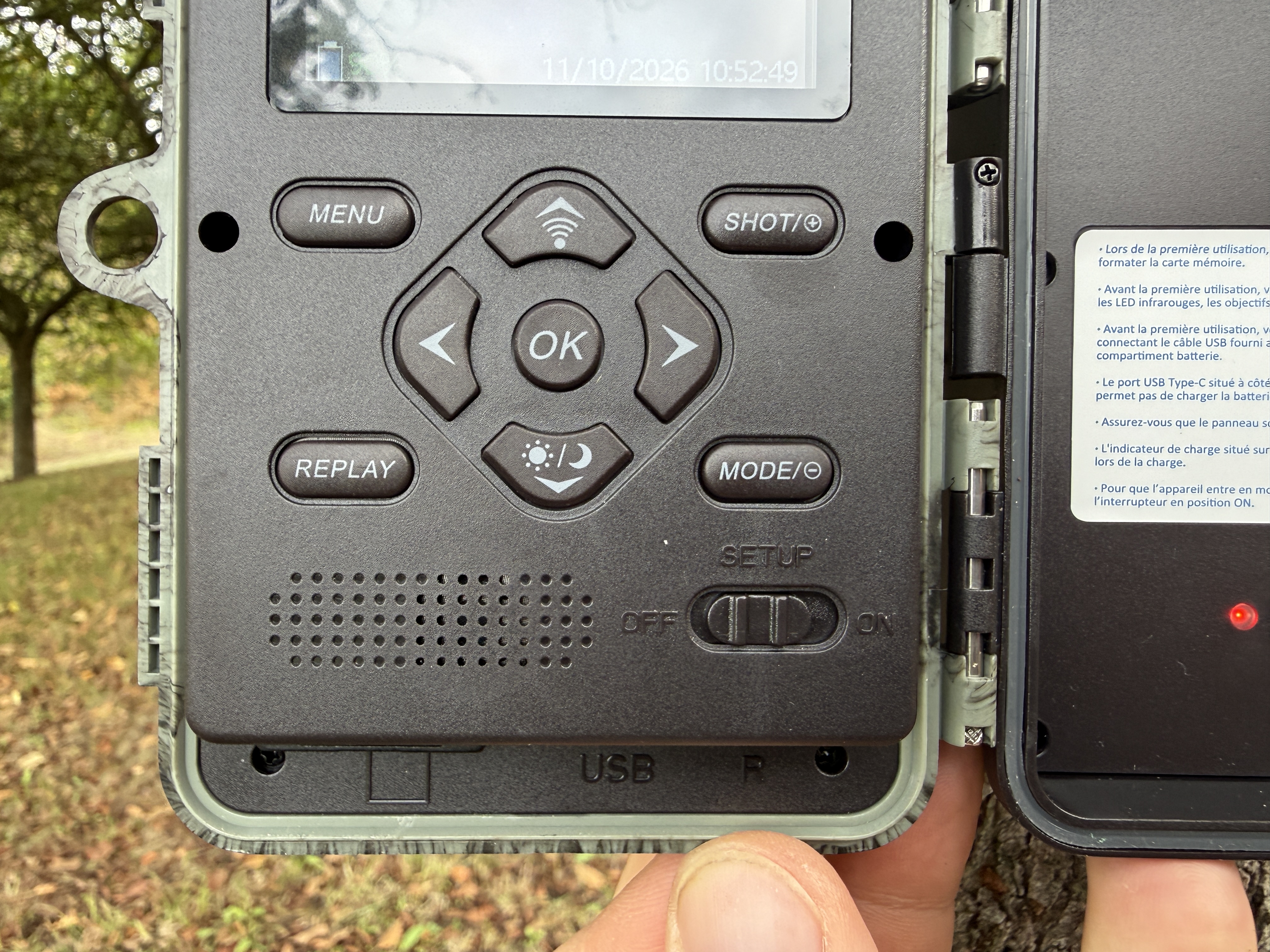 Sous le clavier se trouvent le logement de la carte SD, un port USB-C de transfert et un bouton de r�initialisation. L'interrupteur � trois positions est facile � manipuler, m�me avec des gants. 