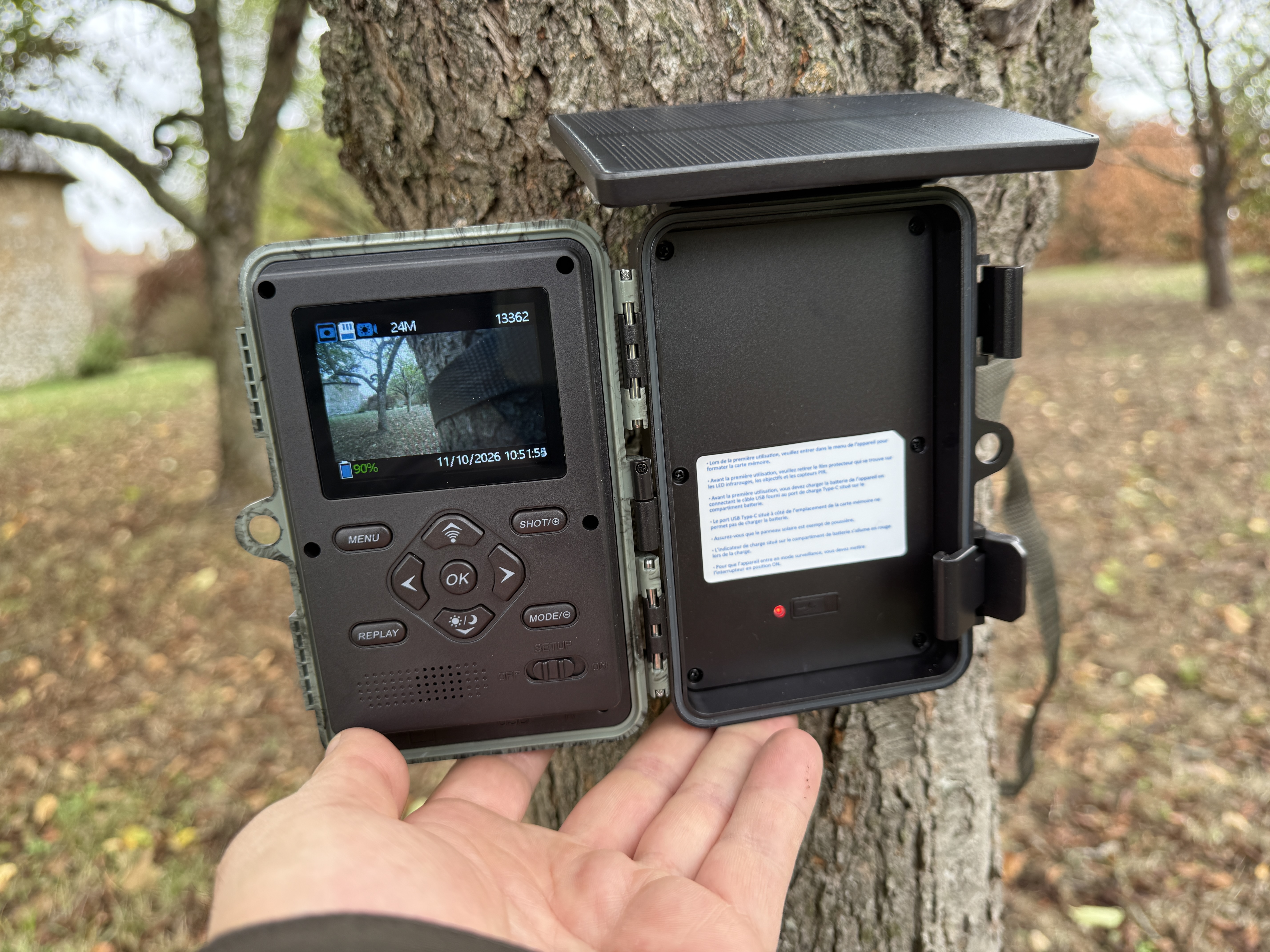  L'�cran de contr�le permet de v�rifier le cadrage et d'afficher les r�glages (24 MP, plus de 13 000 vues disponibles, batterie � 90 %).
