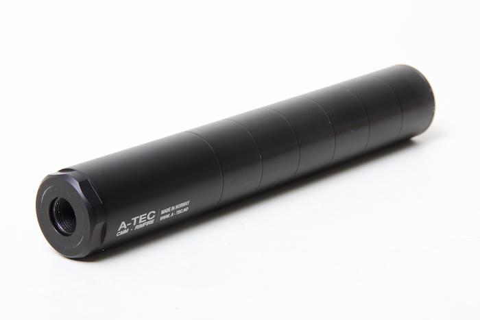 Avec 130 grammes et 30 mm de diam�tre, le CMM-6 alourdit � peine l'avant d'une carabine de petit calibre.