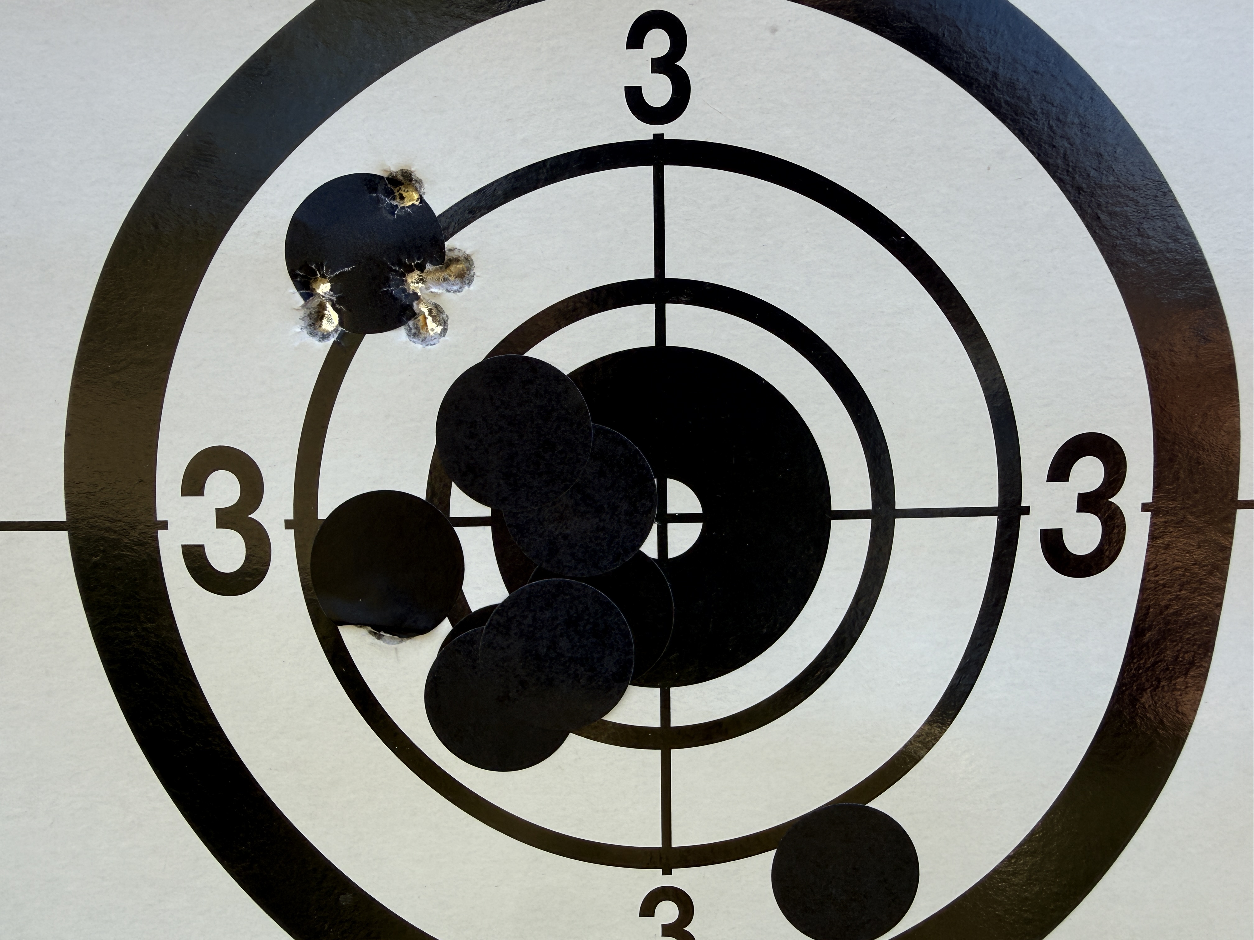 Cinq Blazer CCI 40 grains � 50 m�tres tir�es avec le CMM-6 sur une CZ 457 22LR. Les coups sont tous group�s dans une gommette, preuve qu'un silencieux adequat ne nuit pas � la pr�cision.