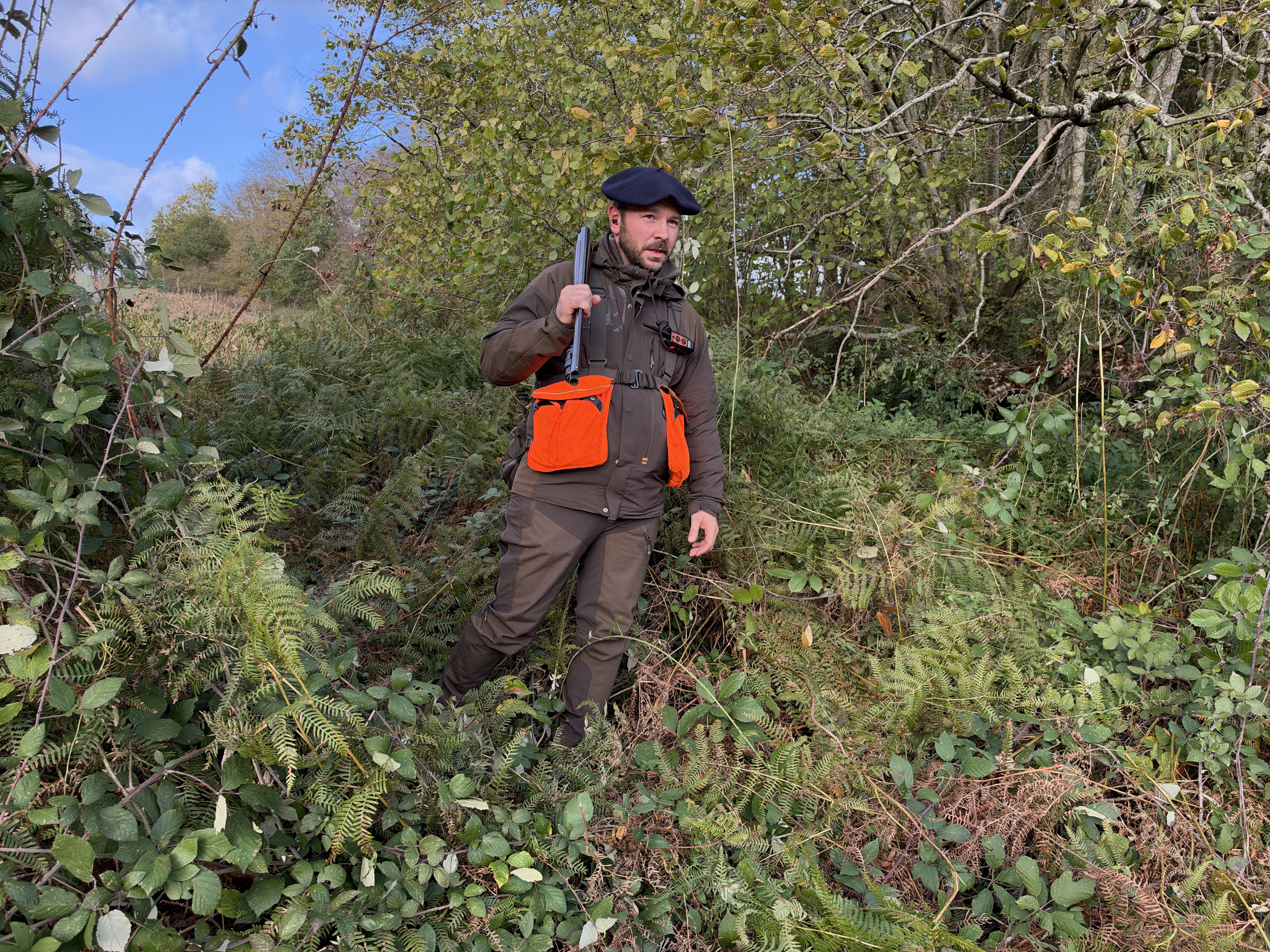  En chasse buissonni�re, au c�ur des foug�res et des ronces : l'orange du Strap EVO reste parfaitement visible, et la mati�re r�siste aux accrocs.