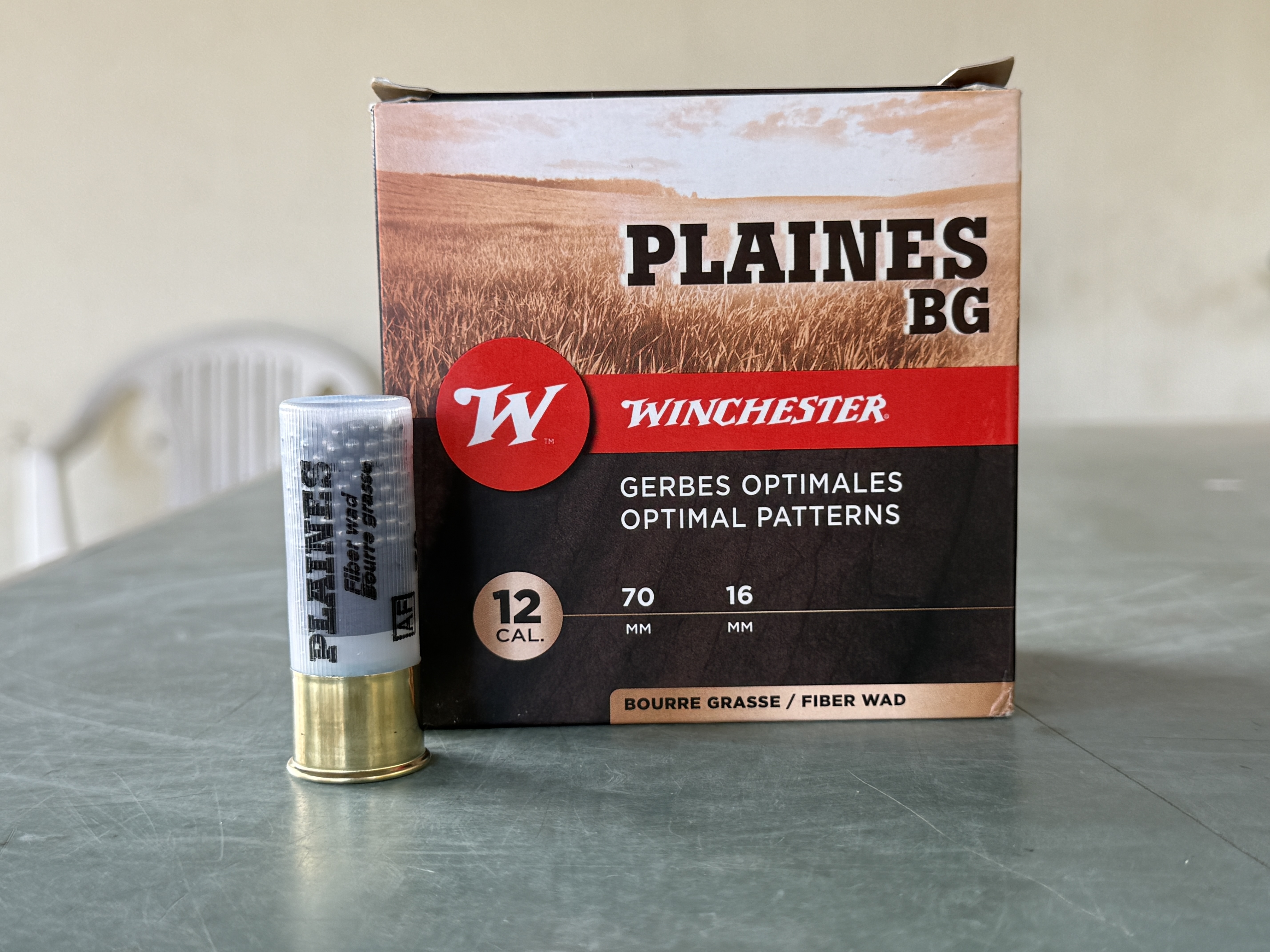 La Plaines BG adopte un tube translucide qui laisse voir les plombs et la bourre. Il porte la mention � Fiber wad / Bourre grasse �. Le culot laiton haut de 16 mm souligne le caract�re de cette charge de 36 g.