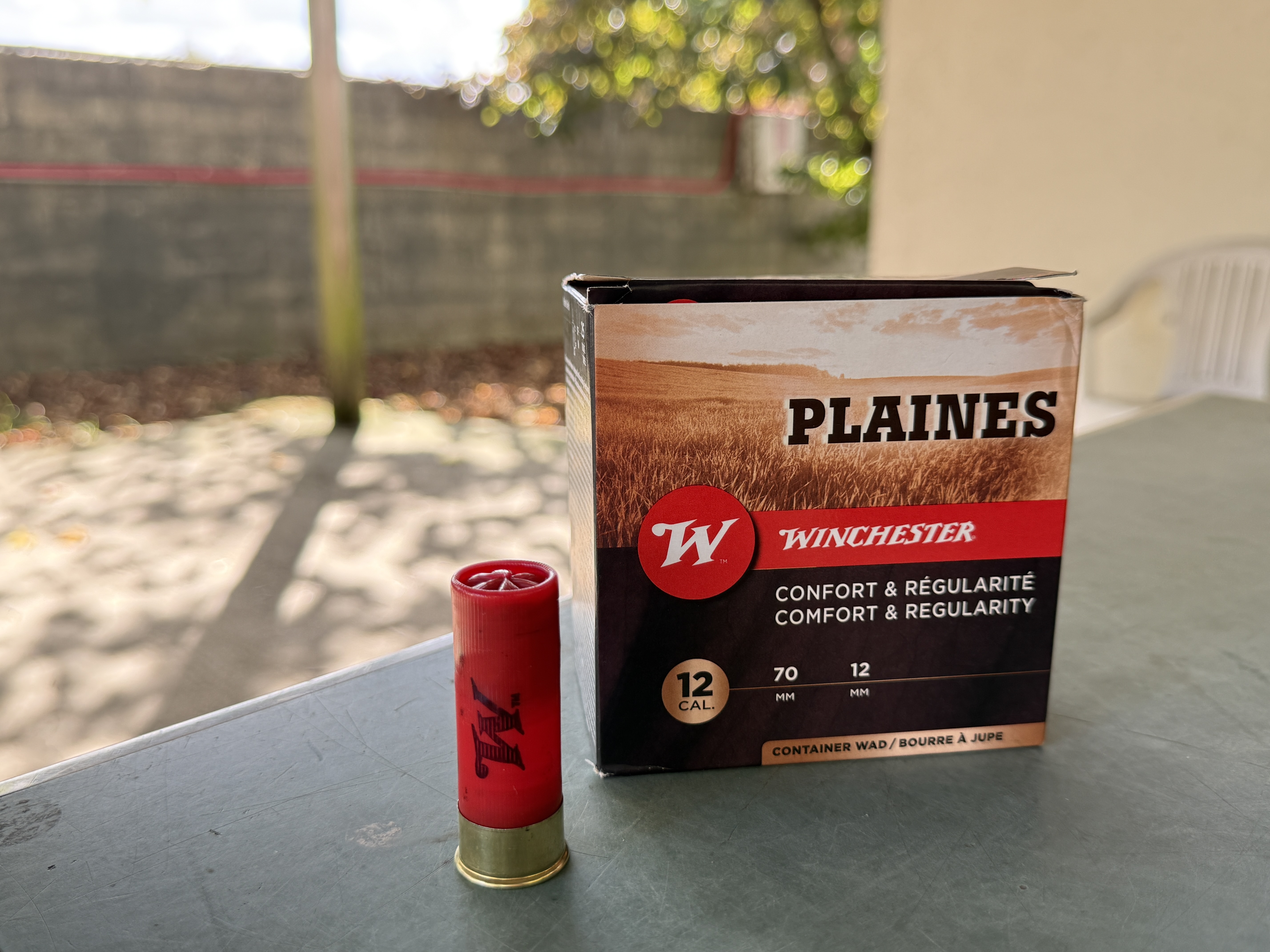 La Plaines � bourre � jupe, joue la carte du classique. Elle se reconna�t � son tube rouge sigl� du W de Winchester. Elle arbore un culot laiton de 12 mm sur la version en 32g.
