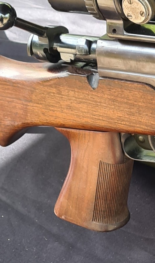 La poignée-pistolet en bois est large, légèrement inclinée vers l'arrière et striée à l'avant pour une prise ferme.
