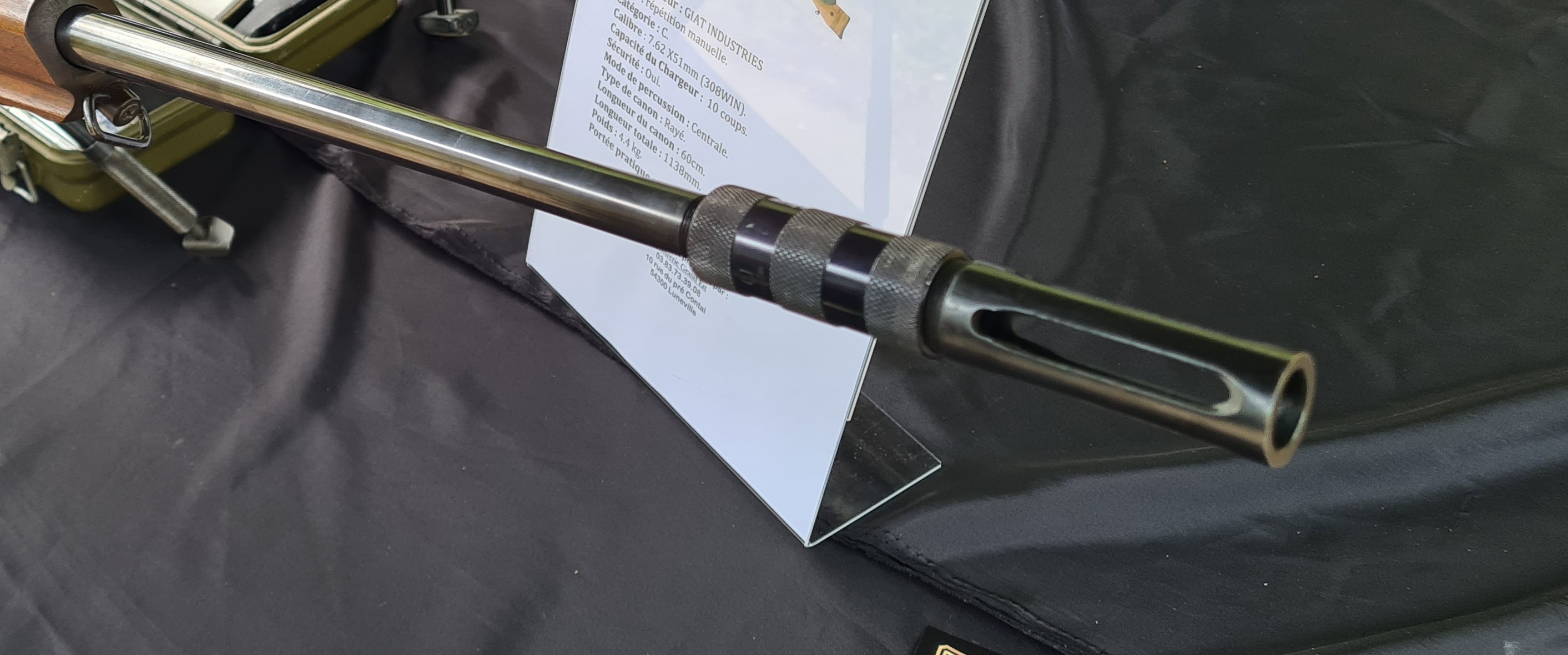  Le canon est surmonté d'un cache flamme à 4 ouïes, réglables en deux parties.
