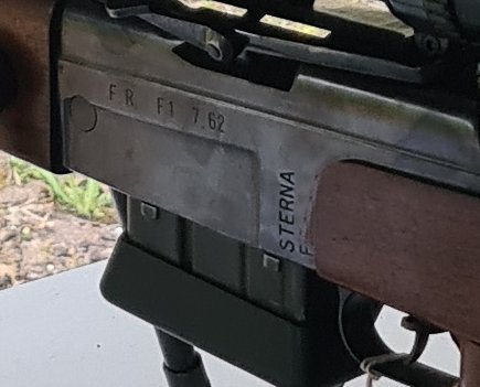  Sur les marquages de l_arme, sont apposés le model FR-F1, le calibre 7.62mm, et l_armurier STERNA qui a modifié l_arme en .308 win