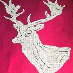 T&ecirc;te de cerf ,troph&eacute;e en trompe l'oeil .  Art textile crochet fait main neuf. Collection Chasse