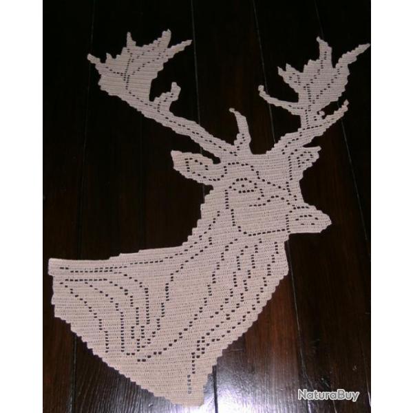 T�te de cerf ,troph�e en trompe l'oeil .  Art textile crochet fait main neuf. Collection Chasse