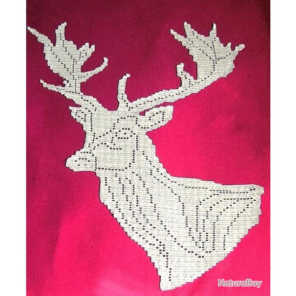 T�te de cerf ,troph�e en trompe l'oeil .  Art textile crochet fait main neuf. Collection Chasse