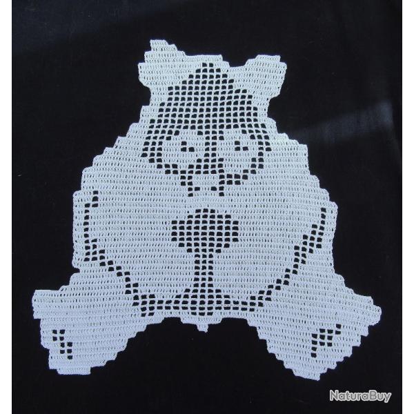 Napperon ou incrustation " Panda assis " Crochet .