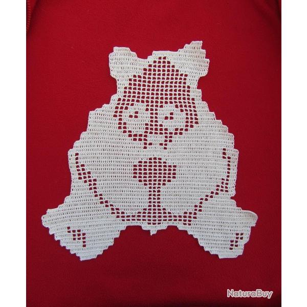 Panda assis , textile d�coratif , napperon Crochet .