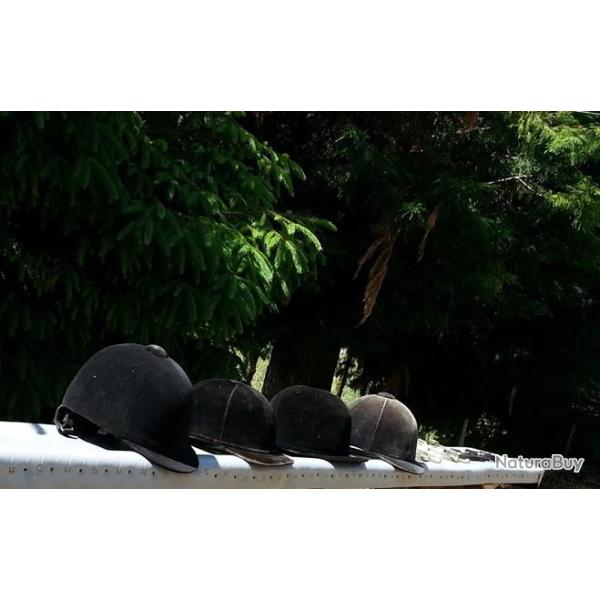 Un lot de 4 casques toques bombes coiffes d'�quitation