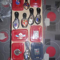 lot de 12 pucelles insignes militaires divers obsol&egrave;tes