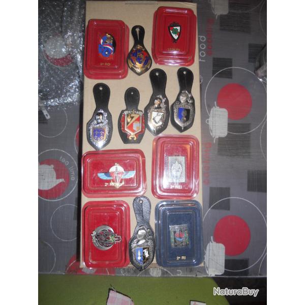 lot de 12 pucelles insignes militaires divers obsol�tes