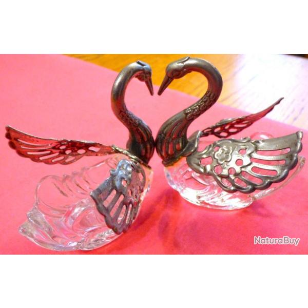 2 JOLIS SALERONS, ECHASSSIERS EN CRISTAL FONCTION SERVICE DE TABLE OU COLLECTION VAISSELLE VERRERIE