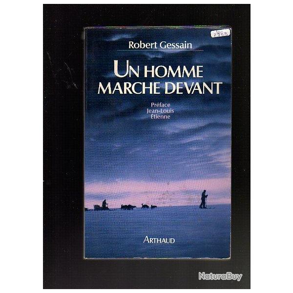 un homme marche devant de robert gessain  . groenland