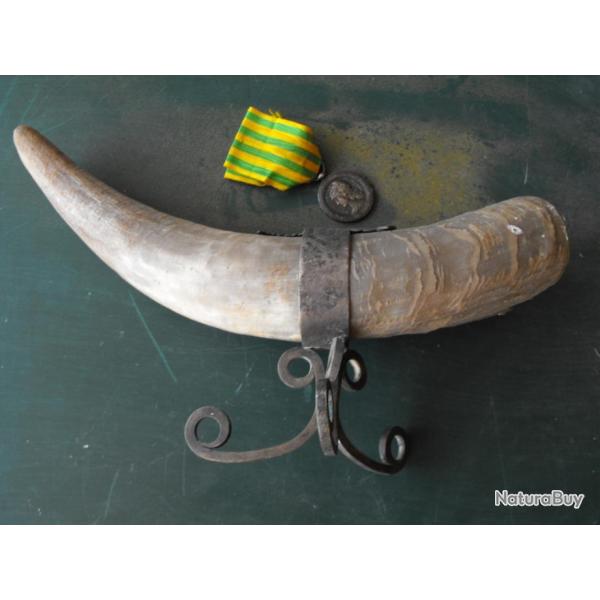 corne d'abondance,chasse,metal argent�, corne boeuf,tr�pied,XIX�, original et ancien ,paypal OK