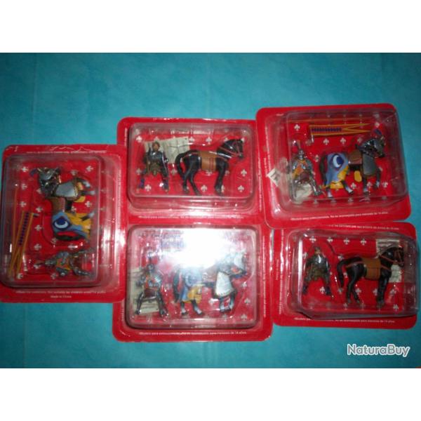 lot de 5 cavaliers moyen-age dit plomb . (alliage)