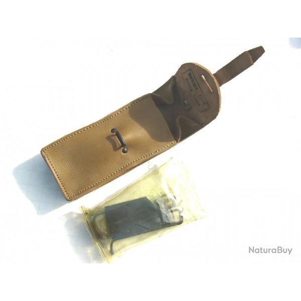Pochette en cuir avec chargette et burette  huile MAT 49 sous blister.