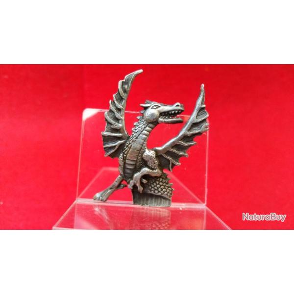 Insigne en �tain, repr�sentant un Dragon (fixation de type pin's) Hauteur : 50 mm