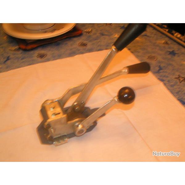 tendeur de feuillard acier neuf dans son emballage baisse de prix  . 100 euros