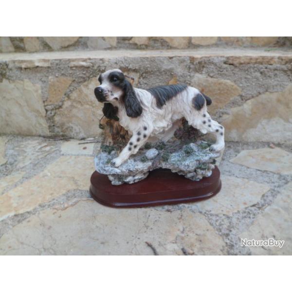 Magnifique figurine reprsentant un chien en action de chasse