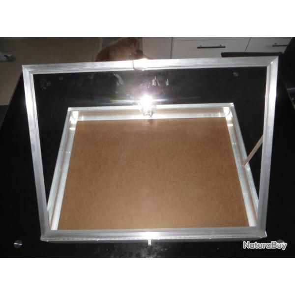 Grande vitrine en aluminium, verre incassable, l�g�re, fournie avec 2 cl�s.