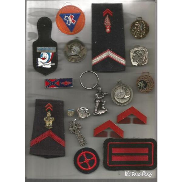 LOT PATTES D'EPAULE DE POMPIER , insignes sportifs , train, porte-clefs ,
