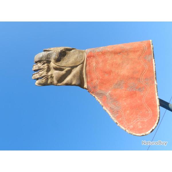 SUPERBE TRES ANCIEN GANT DE FAUCONNERIE ............