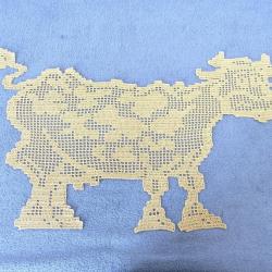 Vache rigolote  beige : Napperon crochet dentelle .Exclusivit&eacute; fait main.