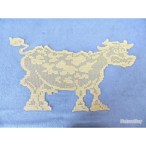 Vache rigolote  beige : Napperon crochet dentelle .Exclusivit� fait main.